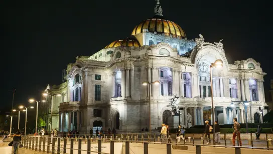 Von Neoklassizismus bis Art déco: Das Kulturzentrum Palacio de Bellas Artes zeigt einen wilden Architekturmix. (Foto: Philipp Laage/dpa-tmn)
