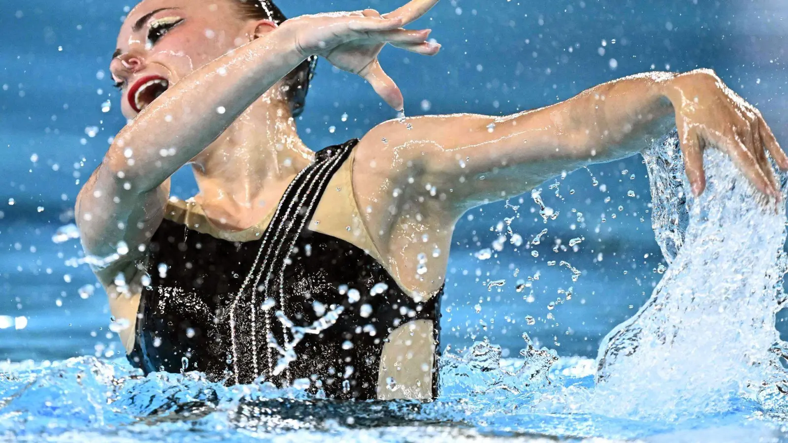 Die deutsche Kunstschwimmerin Klara Bleyer gewann EM-Bronze in der Technischen Kür des Solowettbewerbs. (Foto: Julien De Rosa/AFP/dpa)
