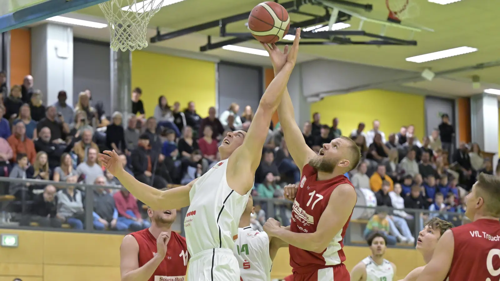 Mit 15 Punkten war David Kurpiela (vorne im weißen Trikot, gegen den Treuchtlinger Tobias Ziehe) in Vilsbiburg der beste Ansbacher Werfer. Die klare 65:84-Niederlage konnte er auch nicht verhindern, heute Abend wollen sich die Piranhas gegen den Spitzenreiter teurer verkaufen. (Foto: Martin Rügner)