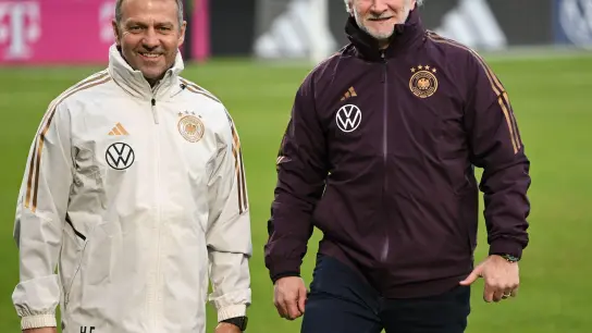 Bundestrainer Hansi Flick (l) und DFB-Sportdirektor Rudi Völler. (Foto: Arne Dedert/dpa)