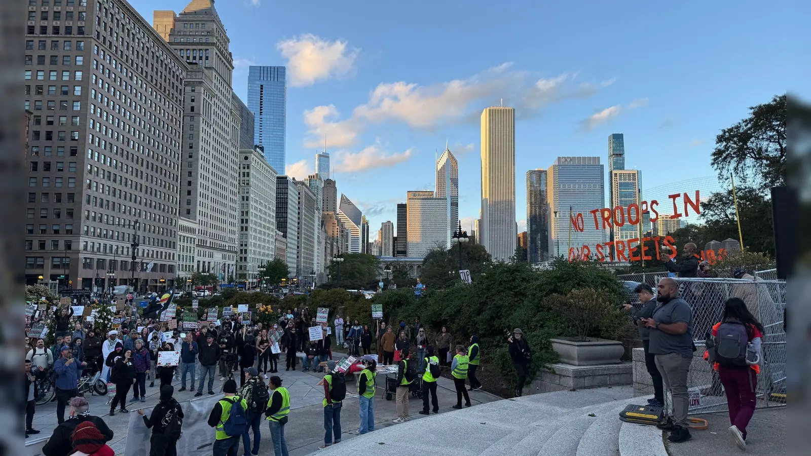 Hunderte demonstrieren in der Innenstadt Chicagos gegen die ICE-Razzien und einen drohenden Einsatz der Nationalgarde in der Stadt.  (Foto: Franziska Spiecker/dpa)