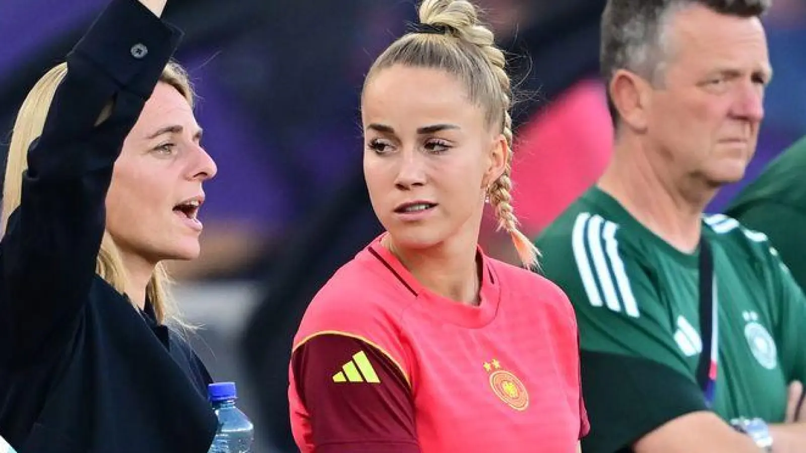 DFB-Direktorin Nia Künzer (l) steht für die nächsten Jahre in der Verantwortung. (Foto: Sebastian Christoph Gollnow/dpa)