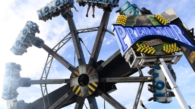 Am Fahrgeschäft „Predator“ gab es eine kleine Panne - ohne Gefahr für die Gäste.   (Foto: Felix Hörhager/dpa)