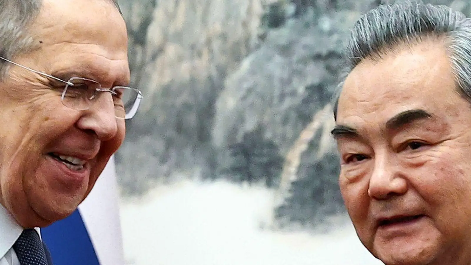 Der russische Außenminister Sergej Lawrow (l.) und sein chinesischer Amtskollege Wang Yi. (Foto: Russian Foreign Ministry Press Service/AP/dpa)