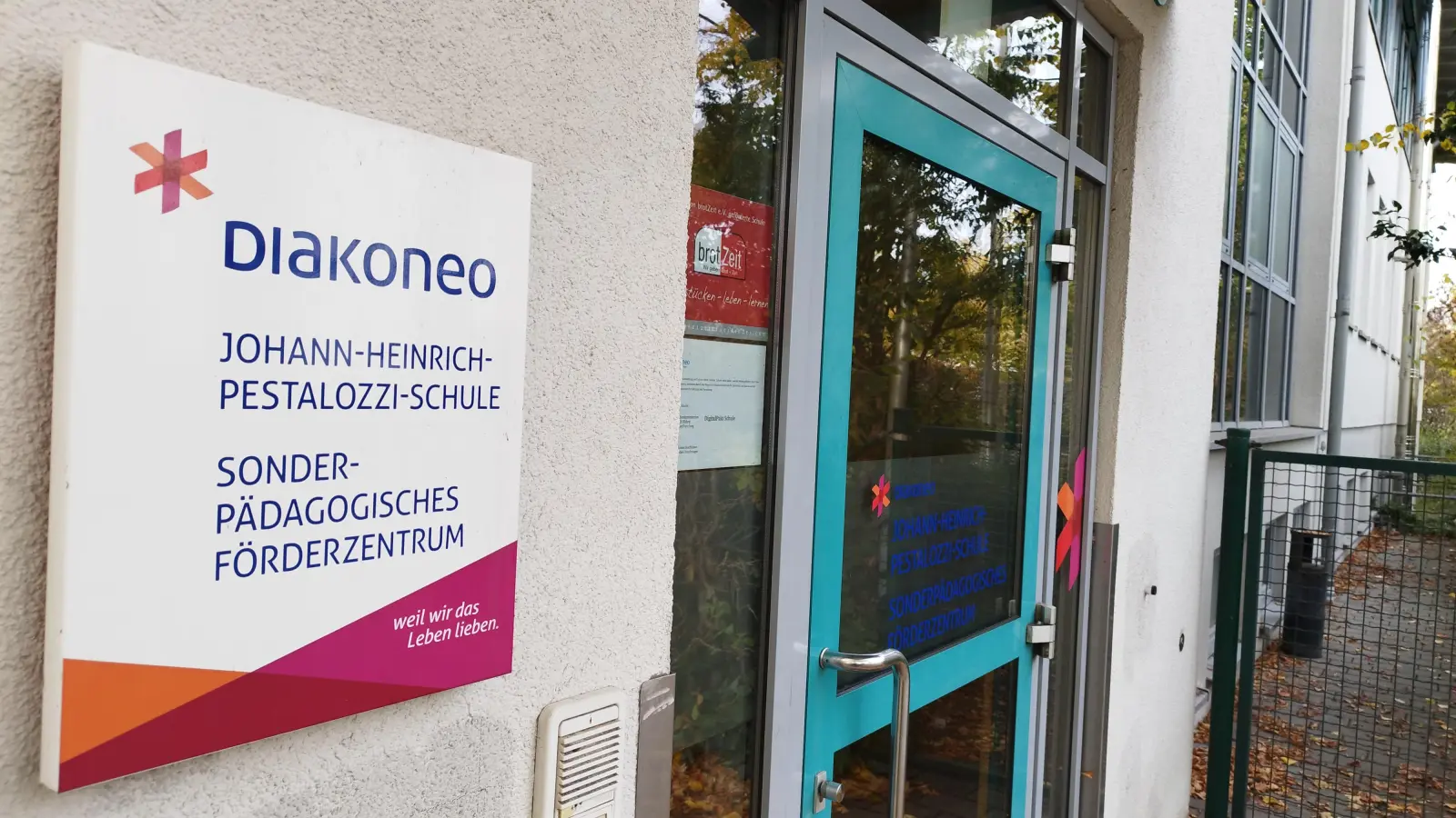 An der Johann-Heinrich-Pestalozzi-Schule in der Rügländer Straße läuft bislang die Schulvorbereitende Einrichtung von Diakoneo. Doch zum Schuljahresende ist damit Schluss. (Foto: Robert Maurer)