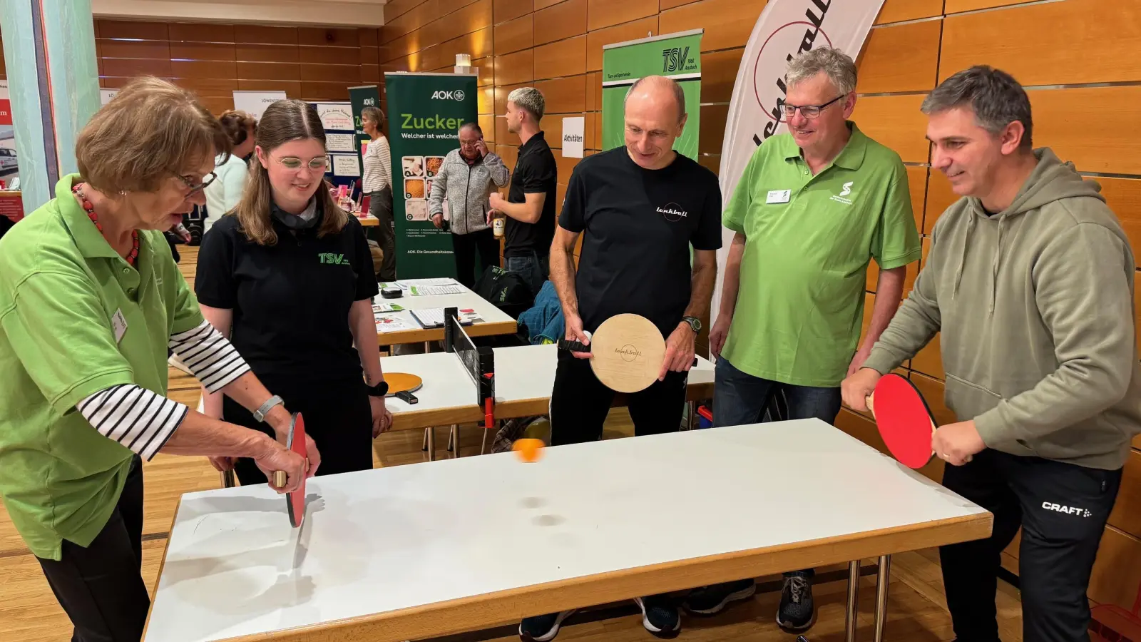 Lenkball, ein Spiel mit einem Schläger mit zwei Griffen, ist für ältere Menschen gut geeignet. Trifon Lengerov (rechts) und Hartmut Schumm (Zweiter von rechts) vom TSV 1860 Ansbach zeigten, wie es geht.  (Foto: Lara Hausleitner)