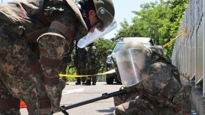 Südkoreanische Soldaten in Schutzkleidung untersuchen Müll aus einem aus Nordkorea entsandten Ballon. (Foto: Uncredited/YONHAP/AP/dpa)