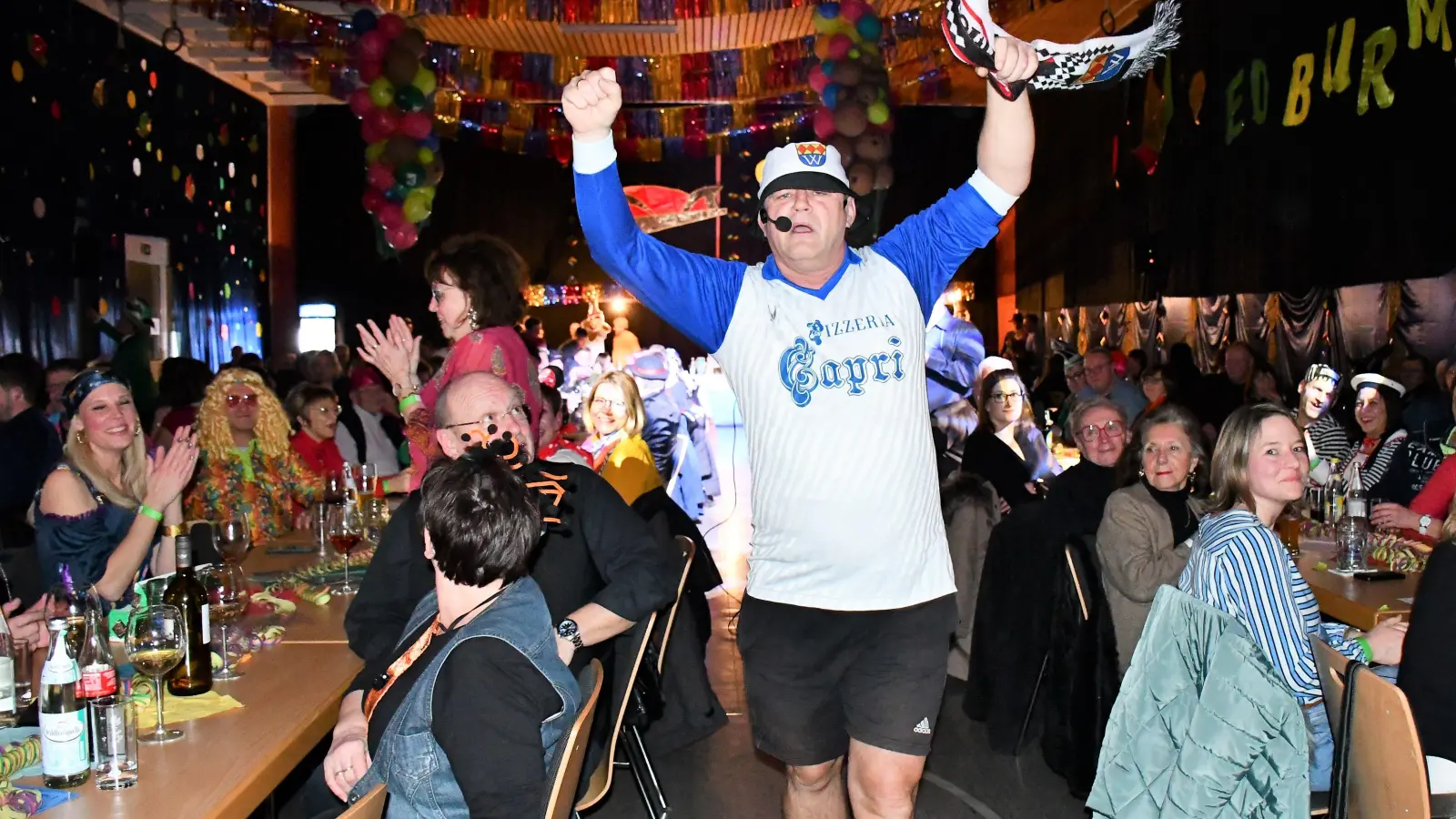Fußballfan Jörg Salzer berichtete den Faschingsbegeisterten über seine Erlebnisse mit dem TSV Wilhermsdorf. (Foto: Gudrun Schwarz)