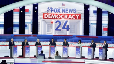 Die republikanischen US-Präsidentschaftskandidaten von links nach rechts: Asa Hutchinson, Chris Christie, Mike Pence, Ron DeSantis, Vivek Ramaswamy, Nikki Haley, Tim Scott und Doug Burgum. (Foto: Morry Gash/AP)
