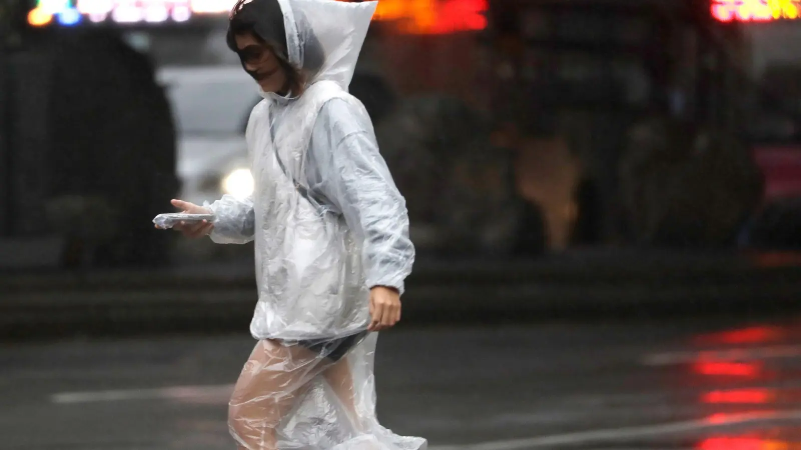 Eine Frau läuft bei Regen und Wind durch Taipeh. (Foto: ChiangYing-ying/AP/dpa)