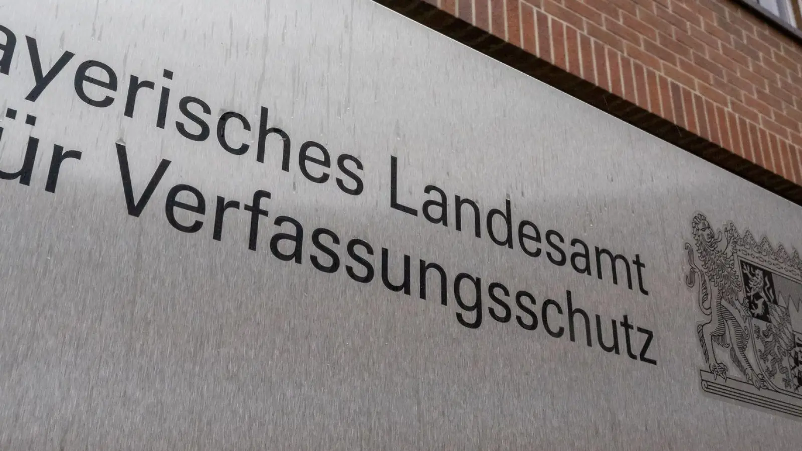 Seitz 75 Jahren ist der bayerische Verfassungsschutz für den Schutz der Demokratie im Einsatz. Die Arbeit der Behörde hat sich seither immer wieder verändert. (Symbolbild) (Foto: Peter Kneffel/dpa)