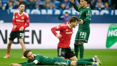 Die Nürnberger kämpften auf Schalke verbissen. (Foto: Bernd Thissen/dpa)
