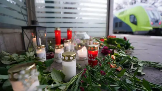Blumen und Kerzen auf dem Bahnsteig im Bahnhof von Brokstedt für die Opfer der Messerattacke in einem Regionalzug von Kiel nach Hamburg. (Foto: Marcus Brandt/dpa)