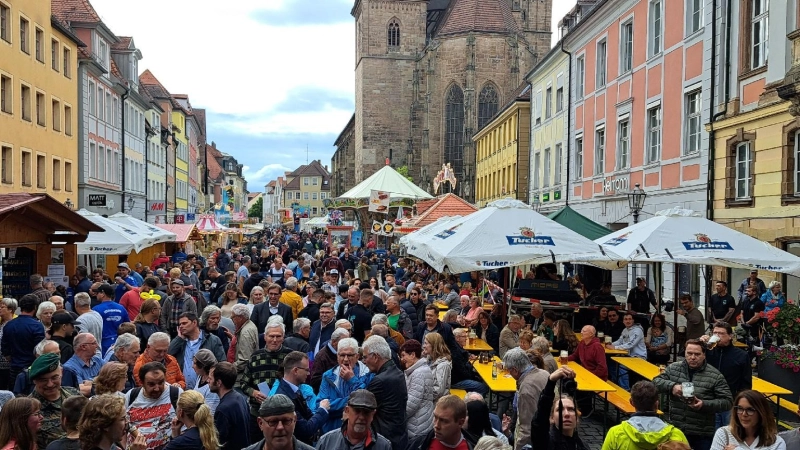 Trotz einer unsicheren Wetterlage herrschte bei der offiziellen Eröffnung des Ansbacher Altstadtfestes am Mittwochabend ein immenser Andrang. (Foto: Florian Schwab)