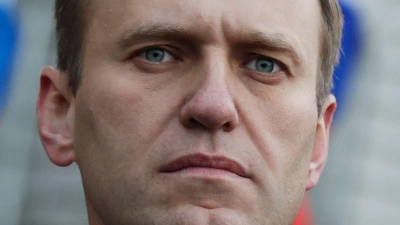 Der am 16. Februar in einem russischen Straflager gestorbene Oppositionsführer Alexej Nawalny bei einem Gedenkmarsch für den 2015 ermordeten Kremlkritiker Boris Nemzow. (Foto: Pavel Golovkin/AP/dpa)