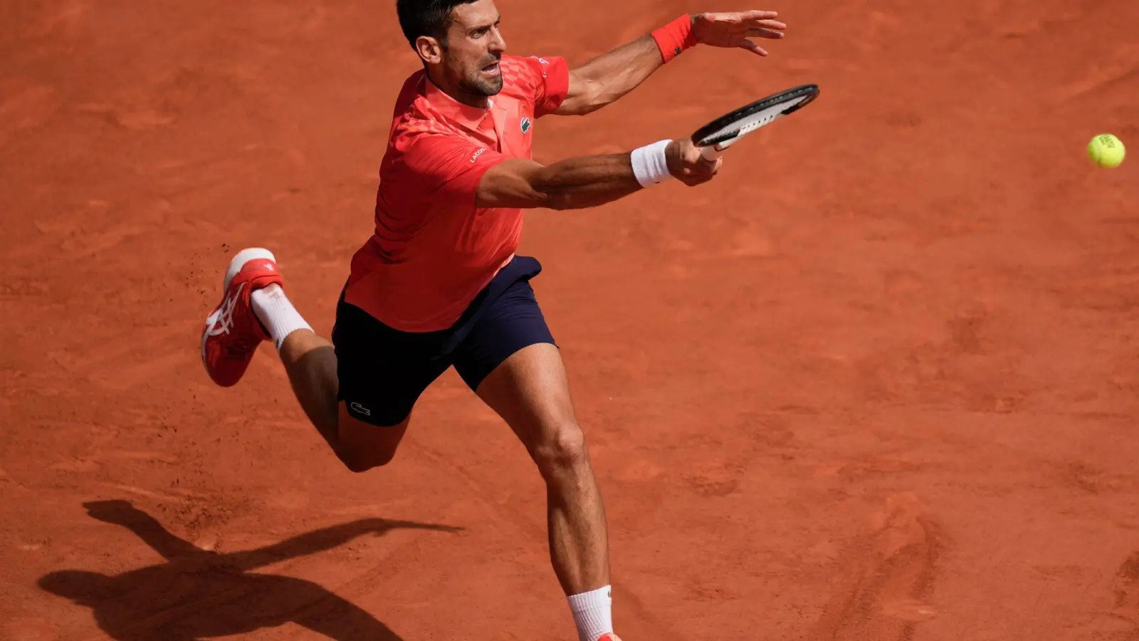 Novak Djokovic steht zum siebten Mal in Paris im Finale. (Foto: Thibault Camus/AP/dpa)