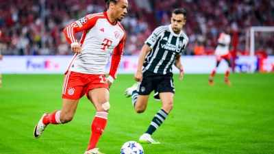 Bayern Münchens Leroy Sané (l) spielt bislang eine strake Saison. (Foto: Tom Weller/dpa)