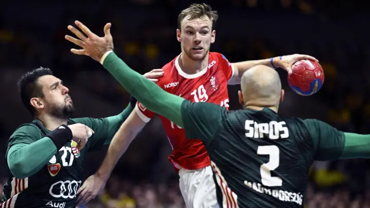 Dänemarks Mathias Gidsel (M) erzielte beim Sieg gegen Ungarn neun Tore. (Foto: Anders Wiklund/TT News Agency/AP/dpa)