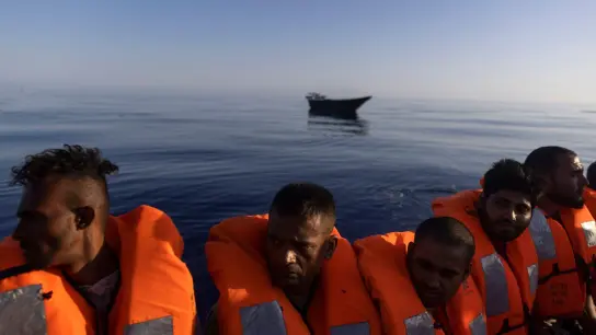 Aus ihrer Heimat geflohene Menschen sitzen an Bord des Rettungsschiffs Ocean Viking. In der maltesischen Such- und Rettungszone nahm die Crew bei ihrem fünften Einsatz binnen 36 Stunden fast 60 Menschen von einem überfüllten Holzboot an Bord. (Foto: Jeremias Gonzalez/AP/dpa)