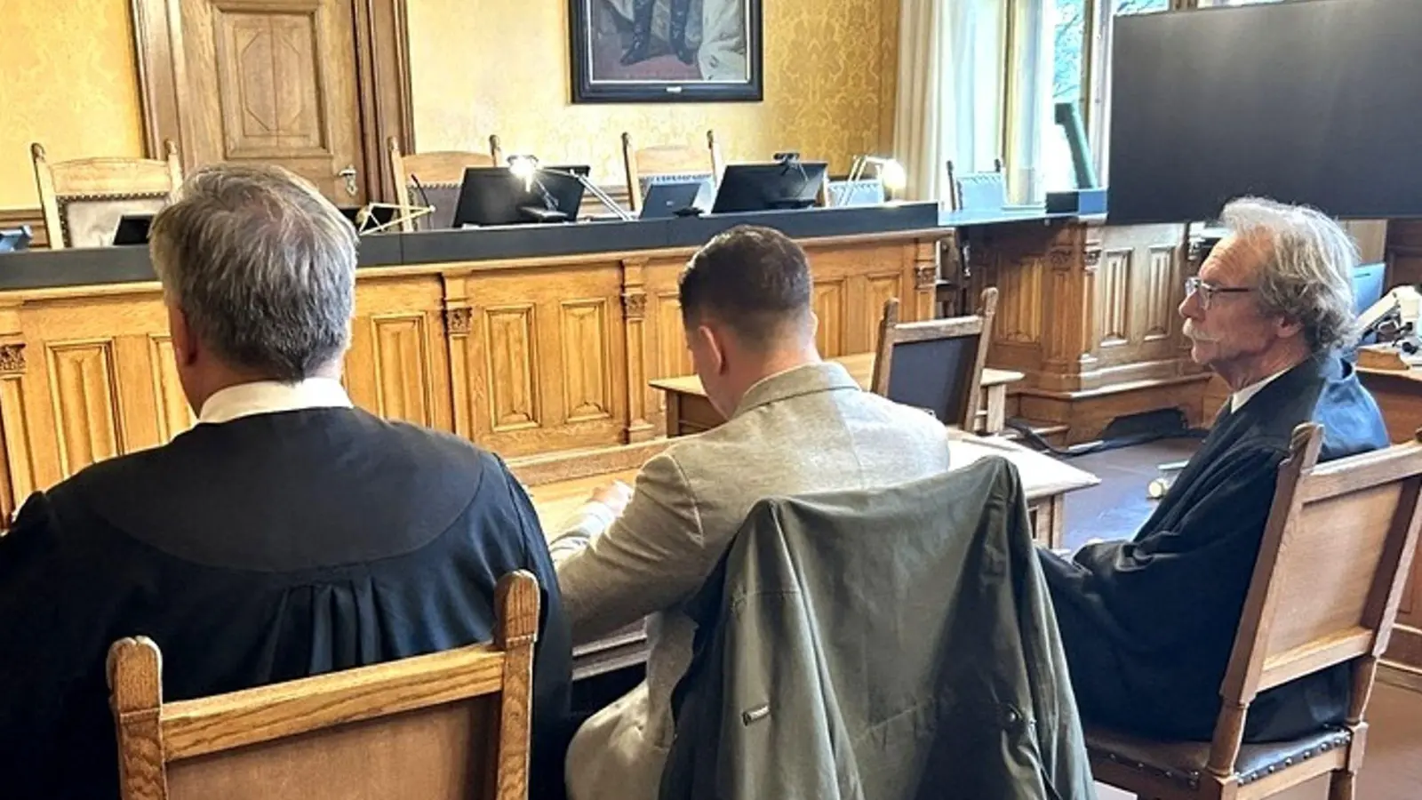Der Angeklagte beruft sich auf sein Gewissen. (Foto: Angelika Resenhöft/dpa)