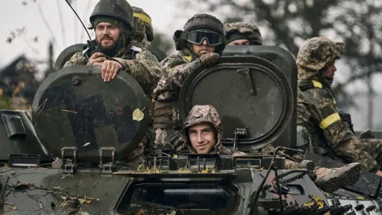 Ukrainische Soldaten fahren in der Region Donezk auf einem Schützenpanzer. (Foto: -/AP/LIBKOS/dpa)