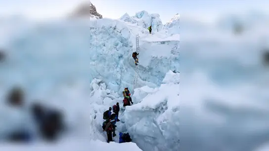 Wer den Mount Everest von Nepal aus besteigen möchte, muss bisher den gefährlichen Khumbu-Eisbruch überqueren. Bergsteiger suchen nun nach einer alternativen Route. (Foto: Phurba Tenjing Sherpa/epa/dpa)