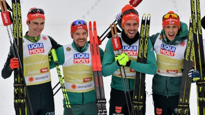 Vinzenz Geiger (l-r), Fabian Rießle, Johannes Rydzek und Eric Frenzel aus Deutschland. Auch 2023 sollen Medaillen her. (Foto: Hendrik Schmidt/dpa-Zentralbild/dpa)