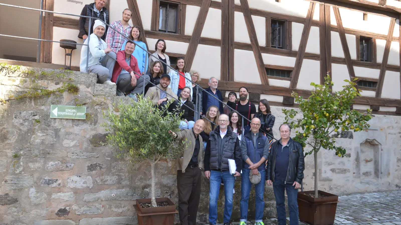 Die Proben für das Jane-Austen-Stück „Stolz und Vorurteil“ im Kreuzgang haben am Montag begonnen. Zum Auftakt hieß Intendant und Regisseur Johannes Kaetzler (vorne, Zweiter von links) die Akteurinnen und Akteure vor und hinter der Bühne in Feuchtwangen willkommen. (Foto: Peter Tippl)