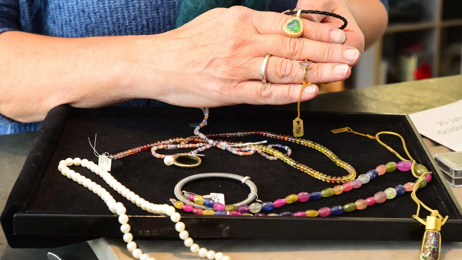 Drei Halsketten wurden aus einem Juweliergeschäft in der Uzstraße entwendet. (Symbolbild: Sarina Schwinn)