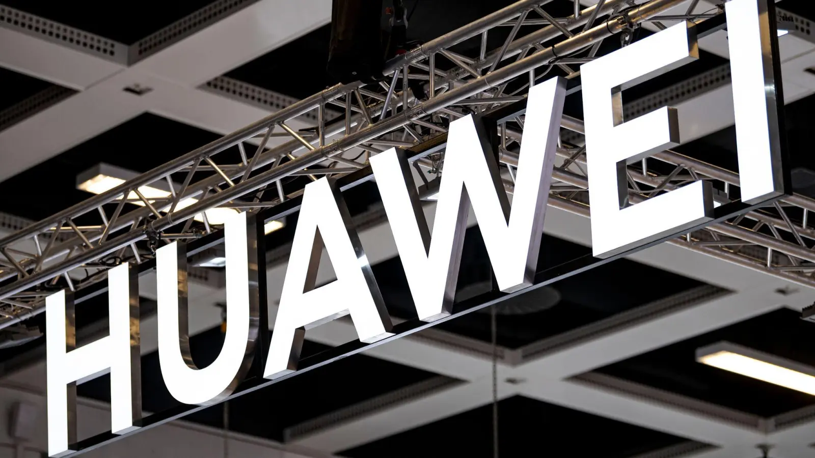 Das Logo von Huawei auf der Elektronikmesse IFA in Berlin. (Foto: Fabian Sommer/dpa)