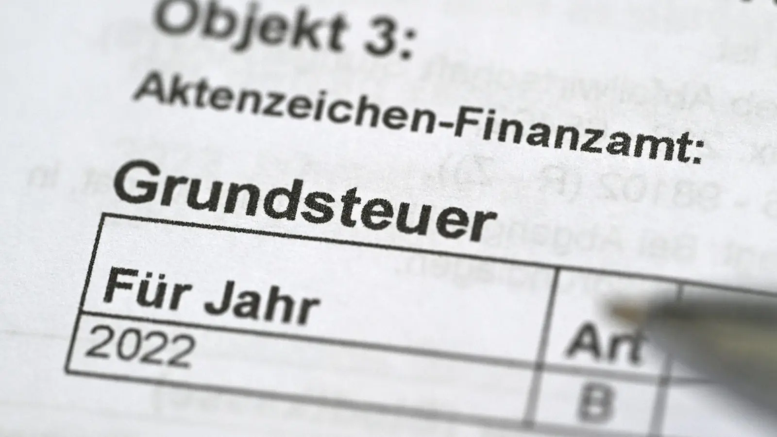 Das Wort Grundsteuer auf einem Bescheid für die Grundsteuer. (Foto: Bernd Weißbrod/dpa)