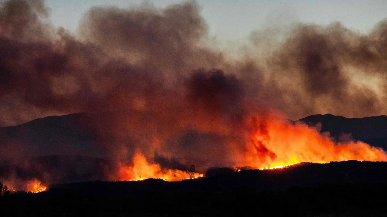 Wind, Hitze und Trockenheit fachen einen großen Brand in Südfrankreich an. (Foto: Jc Milhet/AFP/dpa)