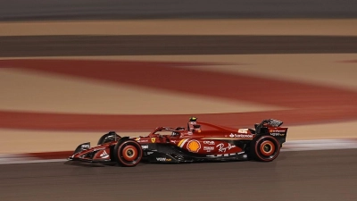 Carlos Sainz rast im Ferrari um die Strecke. (Foto: Hasan Bratic/dpa)
