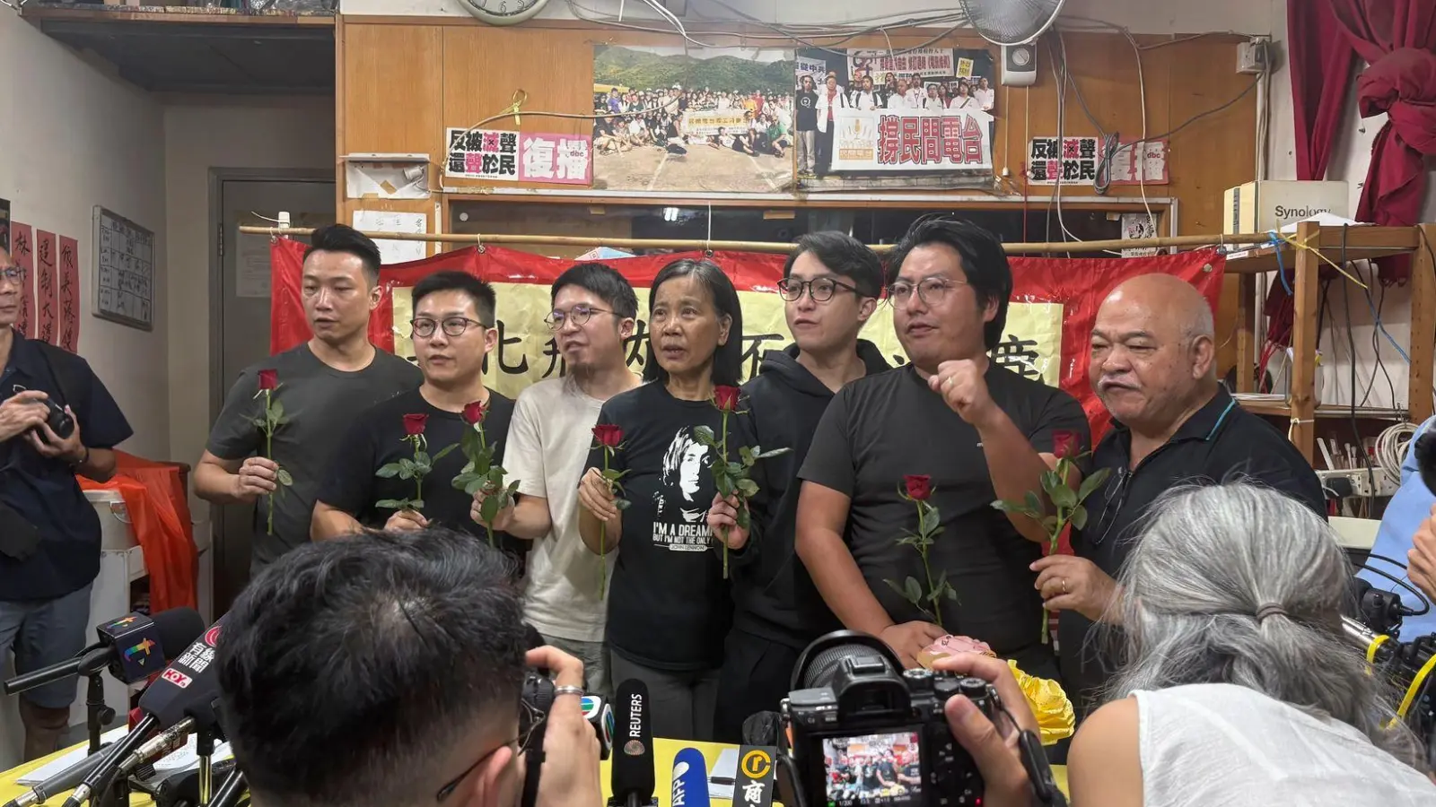 Aktuelle und ehemalige Mitglieder der pro-demokratischen Partei Hongkongs, der League of Social Democrats (LSD), geben die Auflösung der Partei bekannt.  (Foto: Kanis Leung/AP/dpa)