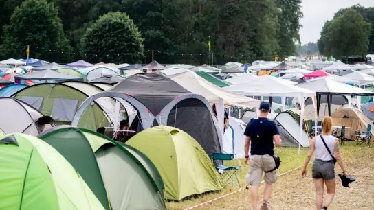 Zahlreiche Zelte stehen auf dem Campingplatz  des Hurricane Festivals. (Foto: Hauke-Christian Dittrich/dpa)