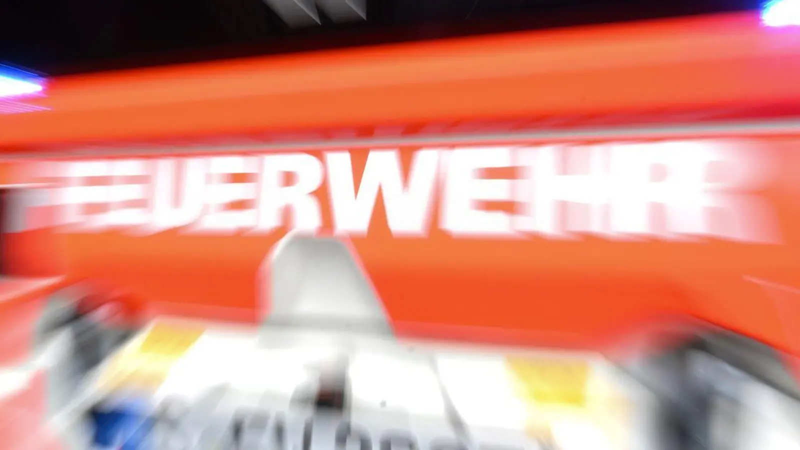 Die Feuerwehr rettete den Mann mit Verbrennungen aus dem Keller. (Symbolbild) (Foto: Bernd Weißbrod/dpa)