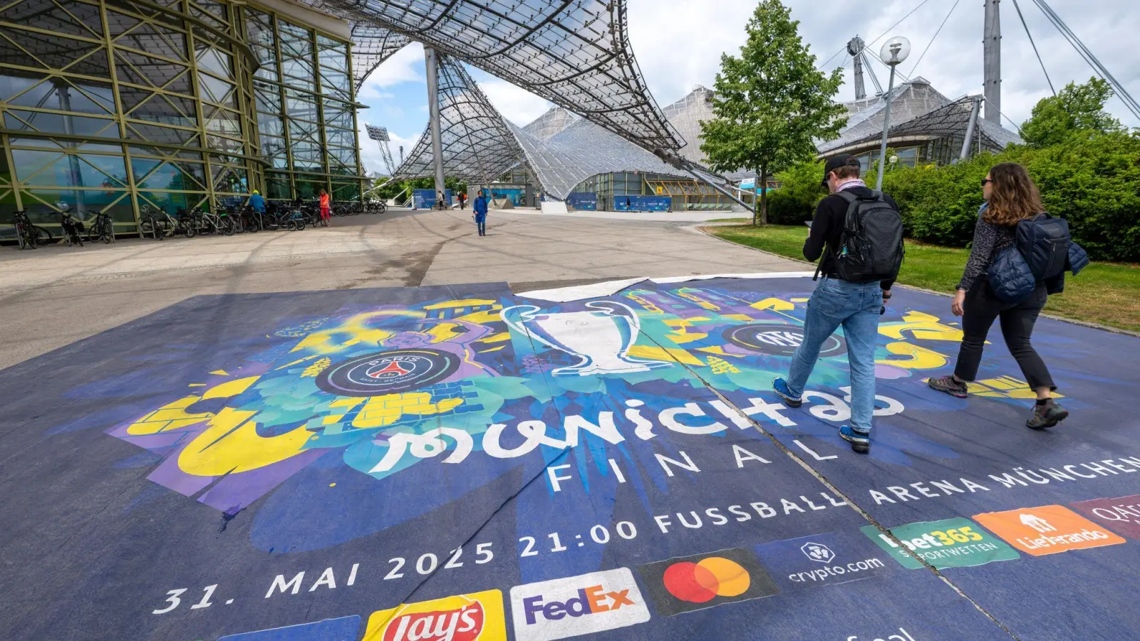 23.000 Fans haben in der Fanzone im Olympiapark Platz (Foto: Peter Kneffel/dpa)