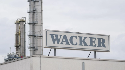 Wacker Chemie hat zu kämpfen, doch in diesem Jahr helfen Sondereffekte. (Archiv) (Foto: Robert Michael/dpa)