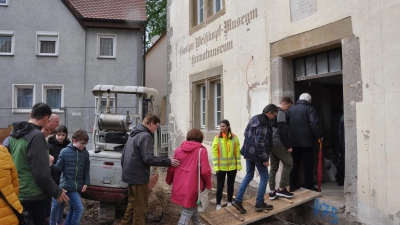 Einer der dicksten Posten im städtischen Haushalt von Leutershausen ist heuer die Landgericht-Sanierung. Das Foto entstand bei der jüngsten Baustellenführung im Mai. (Foto: Wolfgang Grebenhof)