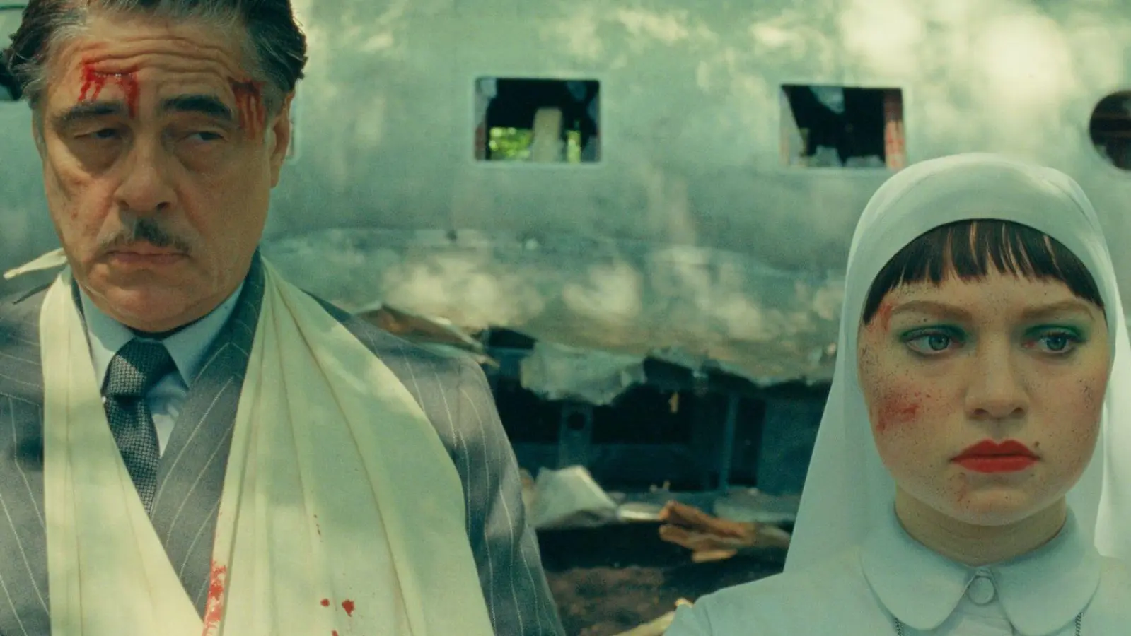 Benicio Del Toro als Zsa-Zsa Korda und Mia Threapleton as Liesl in einer Szene des Films „Der phönizische Meisterstreich“. (Foto: Courtesy of Focus Features/Universal/dpa)