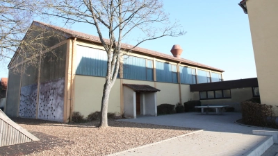 Die Mehrzweckhalle in Flachslanden soll generalsaniert und nach Süden hin erweitert werden. Dadurch wird der Pausenhof für die Grundschule Flachslanden ein weniger kleiner.  (Foto: Alexander Biernoth)