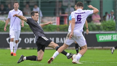 Ben Müller spielte einige Jahre für Aubstadt, hier grätscht der Ansbacher im Spiel gegen Schwaben Augsburg (in Weiß Jakob Krauss) dazwischen. (Foto: Martin Rügner)