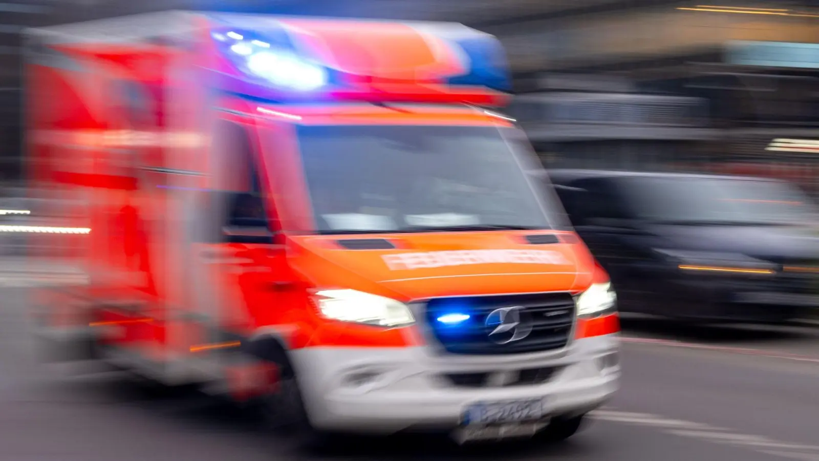 Der 57-Jährige wurde mit schweren Verletzungen ins Krankenhaus gebracht. (Symbolbild) (Foto: Monika Skolimowska/dpa)