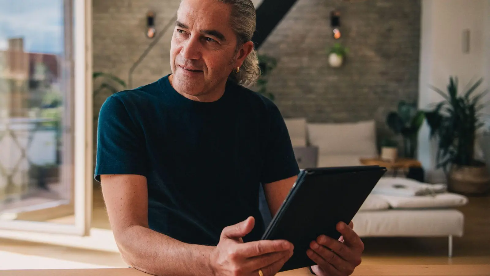 Typisch Single: Früher oder später landen quasi alle Partnersuchenden bei Datingplattformen oder -apps.  (Foto: Zacharie Scheurer/dpa-tmn)