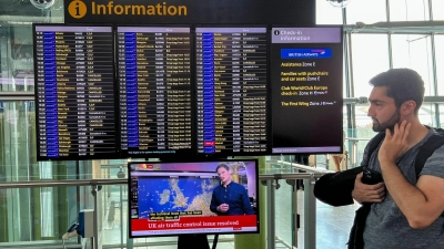 Abflugtafel am Flughafen Heathrow.  Reisende müssen bei Flügen nach und aus Großbritannien mit Verspätungen rechnen. (Foto: Alberto Pezzali/AP)