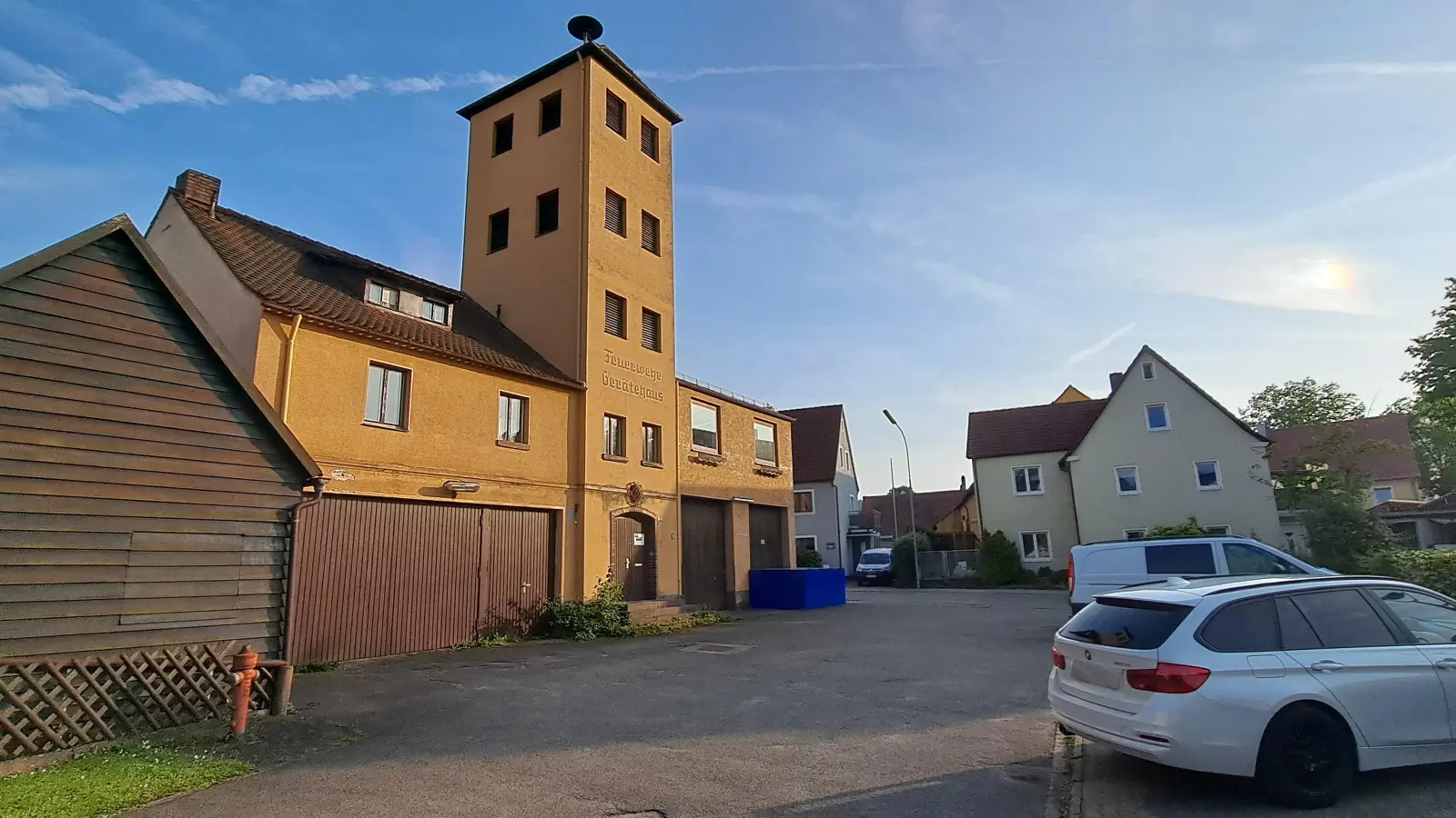 Im alten Feuerwehrhaus hat aktuell die kommunale Jugendarbeit der Gemeinde ihre Räumlichkeiten. In der Zukunft soll hier auch die Mittagsbetreuung für Grundschüler angeboten werden. (Foto: Florian Schwab)