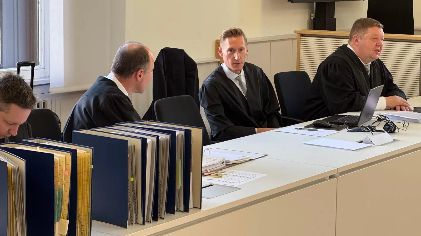 Die Beklagtenseite streitet eine Selbstentzündung ihres Autos ab.  (Foto: Maurice Dirker/dpa)