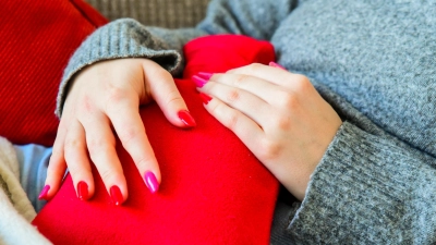 Die Wärmflasche ist für viele Betroffene von Endometriose ein treuer Begleiter. (Symbolbild: Irmeli Pohl)