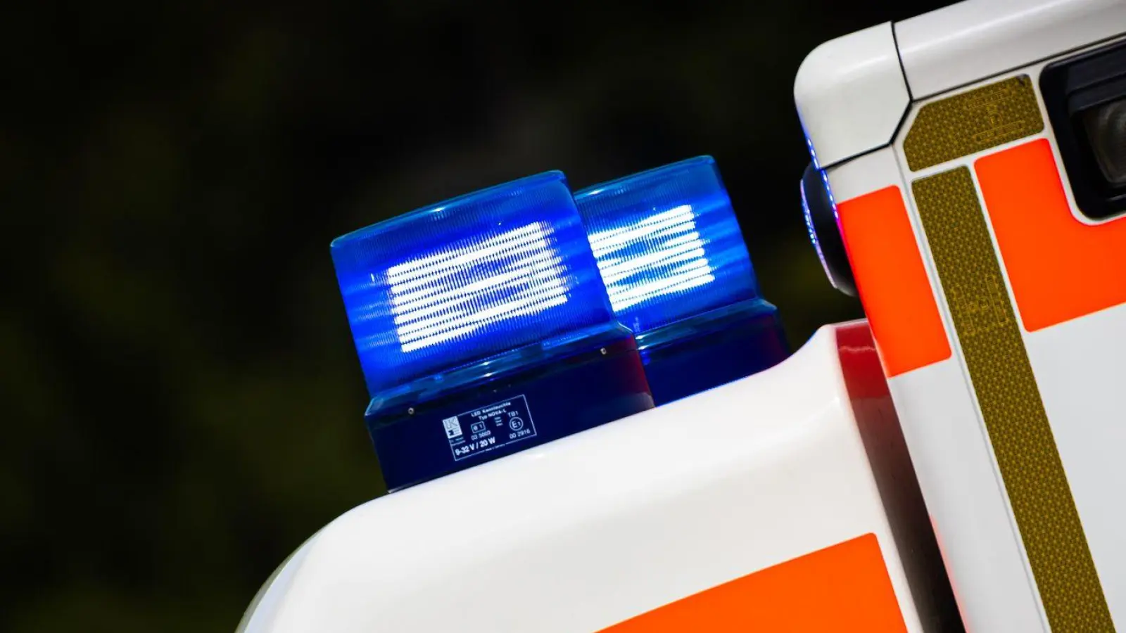 Der Mann wurde verletzt und in ein Krankenhaus gefahren. (Symbolbild) (Foto: Moritz Frankenberg/dpa)