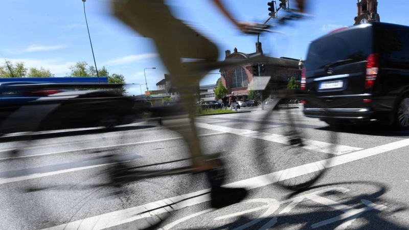 In Ansbach ist es zu einem Zusammenstoß zweier Fahrradfahrer gekommen. Nun hofft die Polizei auf Hinweise. (Symbolbild: Arne Dedert/dpa)